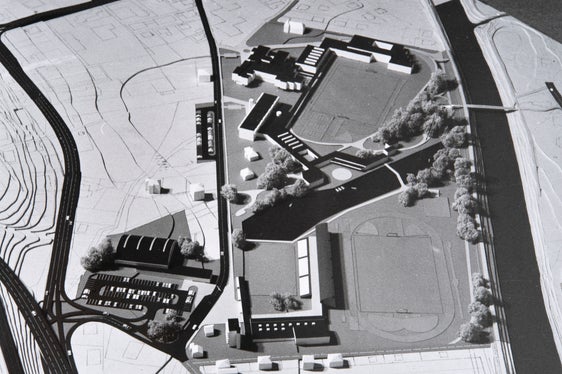 Architekt Othmar Barth wurde in den 1970er Jahren mit der Planung zweier Sportzonen in Brixen betraut. Modell der Sportzone Brixen Süd, 1974 (Archiv Othmar Barth, Nr. 1356)