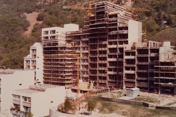 Costruzione dell'ultima fila di case del complesso di Aslago attorno al 1980 (archivio Othmar Barth, n. 1395/49)