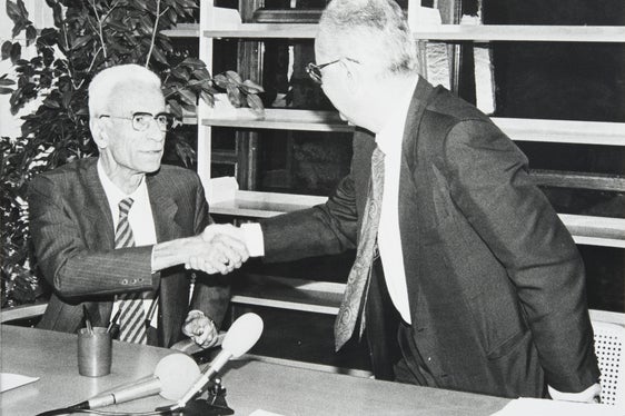 Unterzeichnung des Vertrages über den Archivalientransfer zwischen Silvius Magnago und Lucio Lume am 24. September 1986. (SLA, Fotosammlung Presseamt, Nr. 4080)