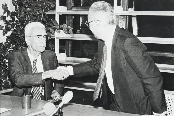 Unterzeichnung des Vertrages über den Archivalientransfer zwischen Silvius Magnago und Lucio Lume am 24. September 1986. (SLA, Fotosammlung Presseamt, Nr. 4080)