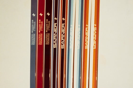 1973 wurde in Sarnthein unter dem Gesellschaftsnamen „Sarner Tyrol AG“ eine Skifabrik gegründet. So rasant die Verkaufszahlen der optisch ansprechenden Skier nach oben schnellten, so jäh folgte 1979 der Konkurs (Amt für Gewerbe