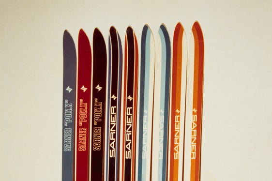 1973 wurde in Sarnthein unter dem Gesellschaftsnamen „Sarner Tyrol AG“ eine Skifabrik gegründet. So rasant die Verkaufszahlen der optisch ansprechenden Skier nach oben schnellten, so jäh folgte 1979 der Konkurs (Amt für Gewerbe