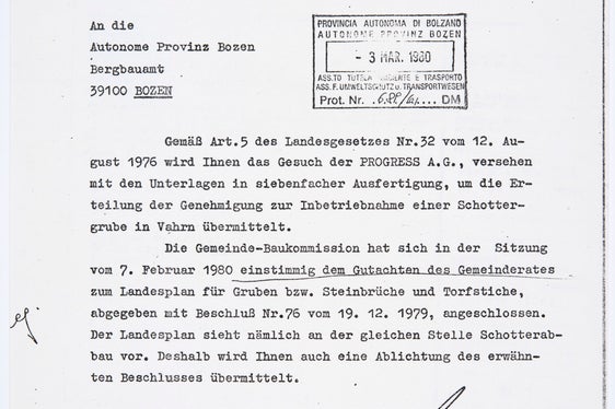 2d) Das Landesbergbauamt war neben dem Bergbau unter Tage auch für Steinbrüche, Gruben und Torfstiche zuständig; es stellte Konzessionen zum Abbau von Sand und Schotter aus. (Amt für industrielle Innovation, Nr. 22)