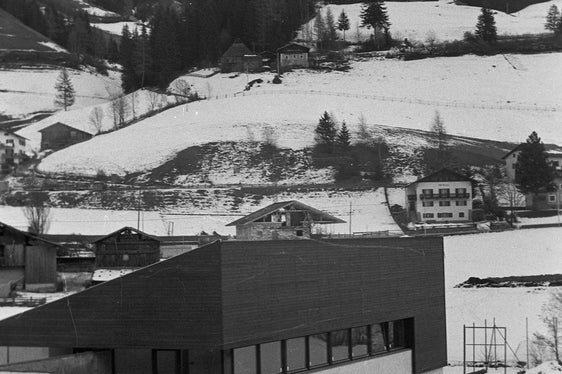 Negli anni Sessanta e soprattutto Settanta furono costruiti numerosi impianti sportivi nelle aree rurali, qui ad esempio uno scatto fotografico risalente a dicembre 1977 dell'edificio dello Sportclub Sarntal, fondato nel 1970.