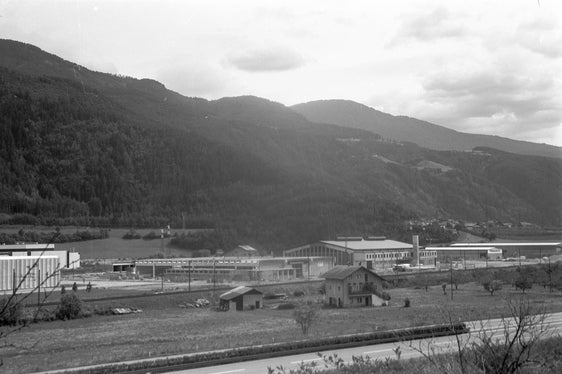 Teilansicht der Industriezone südlich von Brixen, 1975 (Landesverband für Heimatpflege, Nr. 227).
