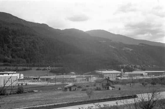 Teilansicht der Industriezone südlich von Brixen, 1975 (Landesverband für Heimatpflege, Nr. 227).