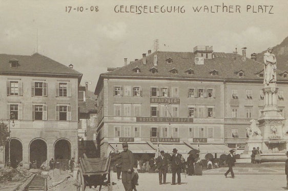 Posa di binari in Piazza Walther, Archivio Provinciale di Bolzano, Archivio dell'Azienda Elettrica Consorziale, Pos. XVI.3.2.6