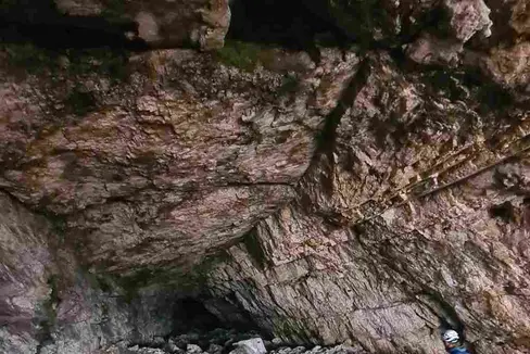 Am Eingang zur neu entdeckten Bärenhöhle im Gadertal (Foto: Christian Terzer)