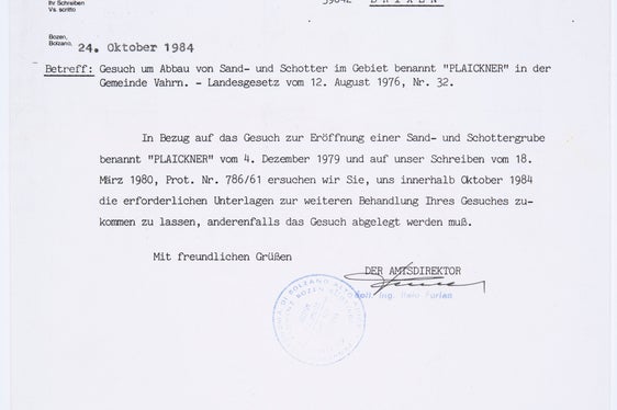 2b) Das Landesbergbauamt war neben dem Bergbau unter Tage auch für Steinbrüche, Gruben und Torfstiche zuständig; es stellte Konzessionen zum Abbau von Sand und Schotter aus. (Amt für industrielle Innovation, Nr. 22)