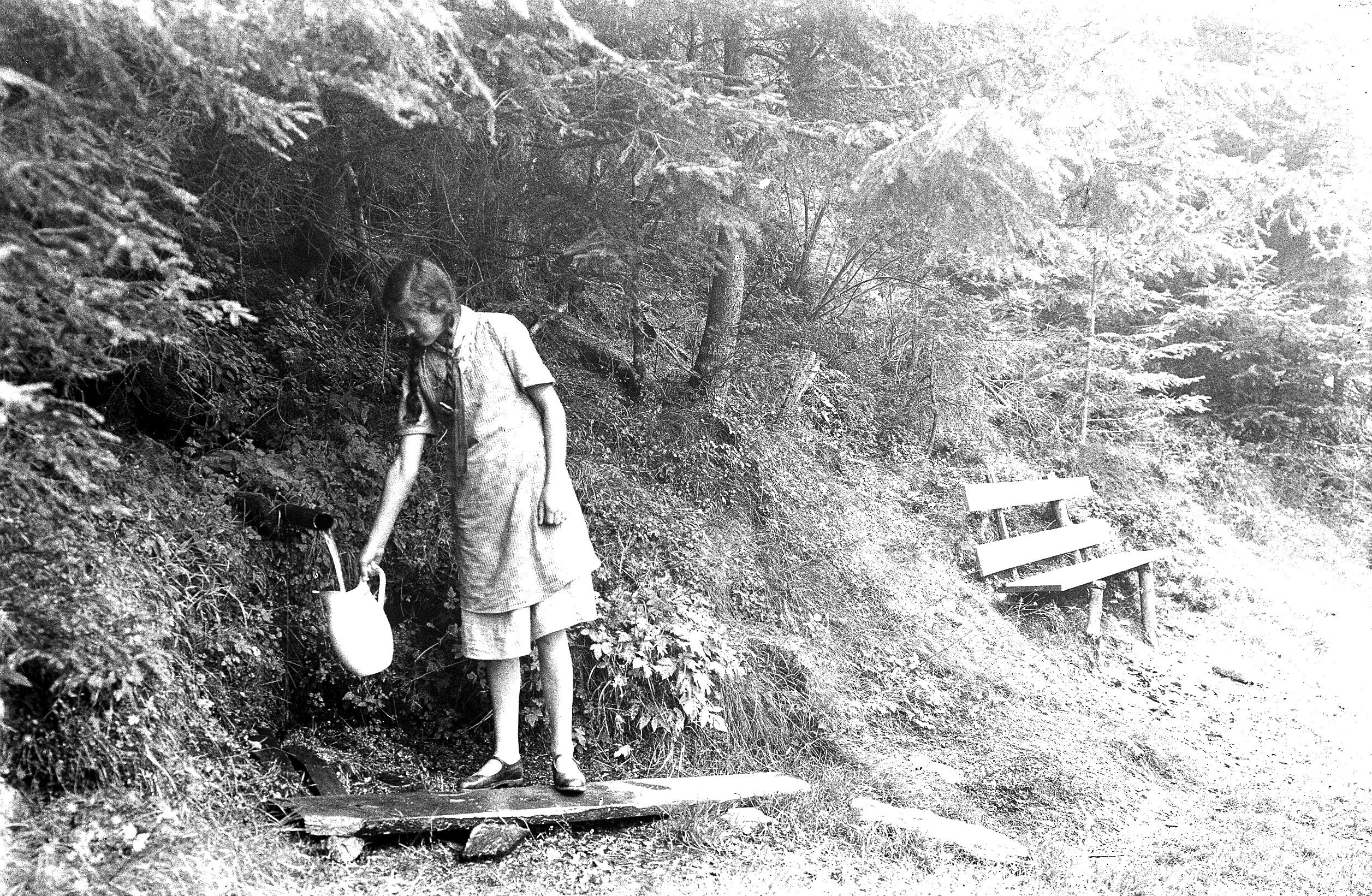 Poco più della metà dell’acqua potabile in Alto Adige proviene da sorgenti, mentre il resto è estratto da pozzi profondi. (Immagine: una ragazza presso un sorgente, secondo quarto del XX secolo). ApBz, archivio fotogr. Planinschek