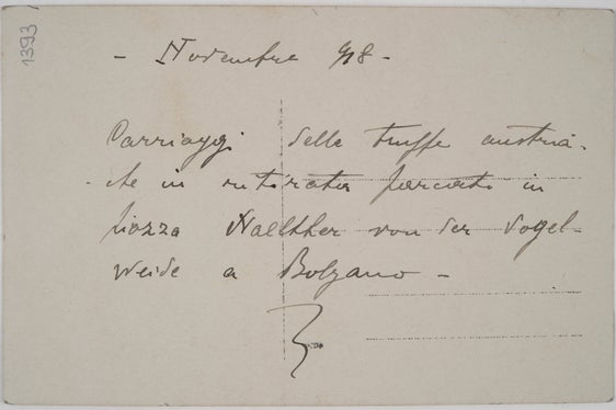 - Novembre (1)918 - Carriaggi delle truppe austriache in ritirata parcati in piazza Wallther (!) von der Vogelweide a Bolzano.