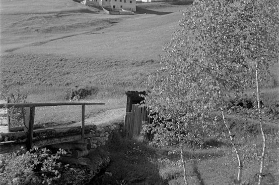 Una foto del maso Oberkantiol presso Funes nel 1940. È maso avito dal 1984, Archivio fotografico Mario und Benjamin Geat, n. 1154.