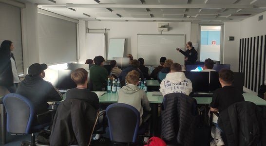 Schülerinnen und Schüler des Liceo Pascoli während ihres Besuchs bei SIAG. Schülerinnen und Schüler des Liceo Pascoli während ihres Besuchs bei SIAG.