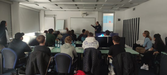 Schülerinnen und Schüler des Liceo Pascoli während ihres Besuchs bei SIAG. Schülerinnen und Schüler des Liceo Pascoli während ihres Besuchs bei SIAG.