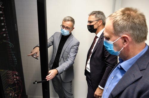 Führung durch das Data Center während der Eröffnung (von links): Roberto Fabbri SIAG, LH Arno Kompatscher, Josef Hofer Abt. Informatik (Foto: Oliver Oppitz) Führung durch das Data Center während der Eröffnung (von links): Roberto Fabbri SIAG, LH Arno Kompatscher, Josef Hofer Abt. Informatik (Foto: Oliver Oppitz)