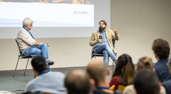 Il Direttore Generale Stefan Gasslitter durante il dialogo con il Prof. Marco Montali di UNI BZ Il Direttore Generale Stefan Gasslitter durante il dialogo con il Prof. Marco Montali di UNI BZ