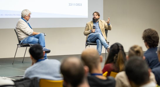 Il Direttore Generale Stefan Gasslitter durante il dialogo con il Prof. Marco Montali di UNI BZ Il Direttore Generale Stefan Gasslitter durante il dialogo con il Prof. Marco Montali di UNI BZ