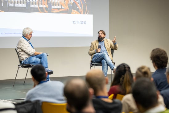 Il Direttore Generale Stefan Gasslitter durante il dialogo con il Prof. Marco Montali di UNI BZ Il Direttore Generale Stefan Gasslitter durante il dialogo con il Prof. Marco Montali di UNI BZ