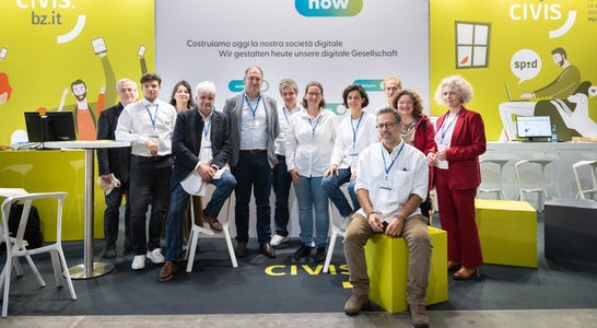 Das Messeteam mit den Direktoren Stefan Gasslitter (Siag) und Josef Hofer (Abt. Informationstechnik) mit den digitalen Experten des PNRR Das Messeteam mit den Direktoren Stefan Gasslitter (Siag) und Josef Hofer (Abt. Informationstechnik) mit den digitalen Experten des PNRR