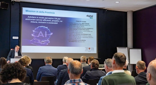 "Ziel des KI-Einsatzes in der Landesverwaltung ist es, den Bürgerinnen und Bürgern die Kommunikation mit der öffentlichen Hand zu erleichtern sowie die Arbeitsabläufe innerhalb des Landes Südtirol zu unterstützen, produktiver und schneller zu machen", betont Josef T. Hofer, der Verantwortliche für den digitalen Wandel und Direktor der Abteilung Informatik im Land Südtirol. (Foto: LPA/Greta Stuefer) "Ziel des KI-Einsatzes in der Landesverwaltung ist es, den Bürgerinnen und Bürgern die Kommunikation mit der öffentlichen Hand zu erleichtern sowie die Arbeitsabläufe innerhalb des Landes Südtirol zu unterstützen, produktiver und schneller zu machen", betont Josef T. Hofer, der Verantwortliche für den digitalen Wandel und Direktor der Abteilung Informatik im Land Südtirol. (Foto: LPA/Greta Stuefer)