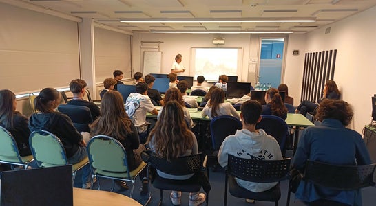 Schülerinnen und Schüler des Pascoli-Gymnasiums während der Vorstellung der Tätigkeiten und eines Projekts des Center of Competence GIS Schülerinnen und Schüler des Pascoli-Gymnasiums während der Vorstellung der Tätigkeiten und eines Projekts des Center of Competence GIS