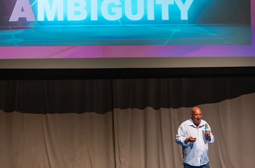 Der Keynote-Speaker Manfred Schweigkofler erklärt das Konzept "VUCA" Der Keynote-Speaker Manfred Schweigkofler erklärt das Konzept "VUCA"