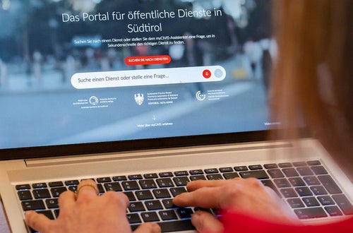 Il portale web myCIVIS è stato completamente rinnovato, ora funziona con il supporto dell'intelligenza artificiale e offre numerose possibilità di contatto che la cittadinanza può utilizzare. (Foto: USP/Greta Stuefer) Il portale web myCIVIS è stato completamente rinnovato, ora funziona con il supporto dell'intelligenza artificiale e offre numerose possibilità di contatto che la cittadinanza può utilizzare. (Foto: USP/Greta Stuefer)