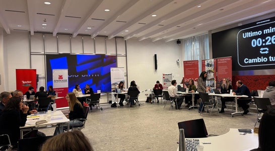 Simulierte Bewerbungsgespräche zwischen Schülerinnen und Schülern der Wirtschaftsfachoberschule Cesare Battisti und Vertreterinnen und Vertretern Südtiroler Unternehmen im Rahmen der Veranstaltung „Speed Date“ in Bozen. Simulierte Bewerbungsgespräche zwischen Schülerinnen und Schülern der Wirtschaftsfachoberschule Cesare Battisti und Vertreterinnen und Vertretern Südtiroler Unternehmen im Rahmen der Veranstaltung „Speed Date“ in Bozen.
