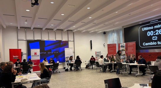 Simulierte Bewerbungsgespräche zwischen Schülerinnen und Schülern der Wirtschaftsfachoberschule Cesare Battisti und Vertreterinnen und Vertretern Südtiroler Unternehmen im Rahmen der Veranstaltung „Speed Date“ in Bozen. Simulierte Bewerbungsgespräche zwischen Schülerinnen und Schülern der Wirtschaftsfachoberschule Cesare Battisti und Vertreterinnen und Vertretern Südtiroler Unternehmen im Rahmen der Veranstaltung „Speed Date“ in Bozen.