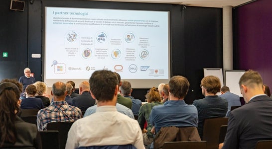 Il Direttore Generale, Stefan Gasslitter, illustra l'utilizzo dell'intelligenza artificiale nella pubblica amministrazione. (Foto: USP/Greta Stuefer) Il Direttore Generale, Stefan Gasslitter, illustra l'utilizzo dell'intelligenza artificiale nella pubblica amministrazione. (Foto: USP/Greta Stuefer)