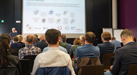 Il Direttore Generale, Stefan Gasslitter, illustra l'utilizzo dell'intelligenza artificiale nella pubblica amministrazione. (Foto: USP/Greta Stuefer) Il Direttore Generale, Stefan Gasslitter, illustra l'utilizzo dell'intelligenza artificiale nella pubblica amministrazione. (Foto: USP/Greta Stuefer)