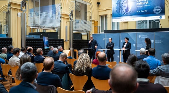 Josef Hofer (von links), Direktor der Abteilung Informatik und Generaldirektor Alexander Steiner und Moderatorin Susanna Salvaterra, Direktorin des Amts für Öffentlichkeitsarbeit, sprachen über Cybersecurity. (Foto: LPA/Ursula Pirchstaller) Josef Hofer (von links), Direktor der Abteilung Informatik und Generaldirektor Alexander Steiner und Moderatorin Susanna Salvaterra, Direktorin des Amts für Öffentlichkeitsarbeit, sprachen über Cybersecurity. (Foto: LPA/Ursula Pirchstaller)