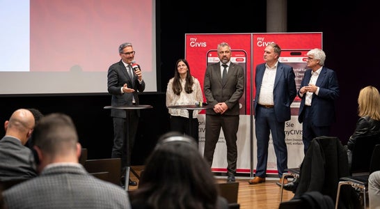 "Uns ist bewusst, dass der digitale Wandel für viele eine Umstellung bedeutet. Deshalb investieren wir parallel in die Digipoints vor Ort in den Gemeinden", betonte Landeshauptmann Arno Kompatscher (im Bild von links), bei der Vorstellung des neuen Portals durch Francesca Visconti vom Team Leitprojekt Simply Digital, Generaldirektor Alexander Steiner, Josef T. Hofer, dem Direktor der Agentur für ein digitales Südtirol und SIAG-Generaldirektor Stefan Gasslitter. (Foto: LPA/Fabio Brucculeri) "Uns ist bewusst, dass der digitale Wandel für viele eine Umstellung bedeutet. Deshalb investieren wir parallel in die Digipoints vor Ort in den Gemeinden", betonte Landeshauptmann Arno Kompatscher (im Bild von links), bei der Vorstellung des neuen Portals durch Francesca Visconti vom Team Leitprojekt Simply Digital, Generaldirektor Alexander Steiner, Josef T. Hofer, dem Direktor der Agentur für ein digitales Südtirol und SIAG-Generaldirektor Stefan Gasslitter. (Foto: LPA/Fabio Brucculeri)