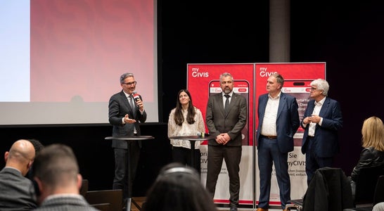 "Uns ist bewusst, dass der digitale Wandel für viele eine Umstellung bedeutet. Deshalb investieren wir parallel in die Digipoints vor Ort in den Gemeinden", betonte Landeshauptmann Arno Kompatscher (im Bild von links), bei der Vorstellung des neuen Portals durch Francesca Visconti vom Team Leitprojekt Simply Digital, Generaldirektor Alexander Steiner, Josef T. Hofer, dem Direktor der Agentur für ein digitales Südtirol und SIAG-Generaldirektor Stefan Gasslitter. (Foto: LPA/Fabio Brucculeri) "Uns ist bewusst, dass der digitale Wandel für viele eine Umstellung bedeutet. Deshalb investieren wir parallel in die Digipoints vor Ort in den Gemeinden", betonte Landeshauptmann Arno Kompatscher (im Bild von links), bei der Vorstellung des neuen Portals durch Francesca Visconti vom Team Leitprojekt Simply Digital, Generaldirektor Alexander Steiner, Josef T. Hofer, dem Direktor der Agentur für ein digitales Südtirol und SIAG-Generaldirektor Stefan Gasslitter. (Foto: LPA/Fabio Brucculeri)
