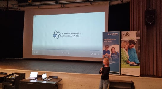 Head of Corporate Organization, Karin Zingerle, während der Präsentation der SIAG Head of Corporate Organization, Karin Zingerle, während der Präsentation der SIAG