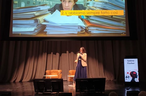 Sabine Fischer, CEO und Gründerin von Fischer Consulting, während des Panels zur Führung in der digitalen Transformation der öffentlichen Verwaltung. Sabine Fischer, CEO und Gründerin von Fischer Consulting, während des Panels zur Führung in der digitalen Transformation der öffentlichen Verwaltung.