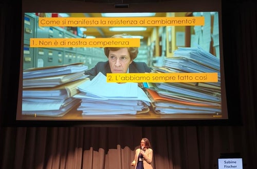 Sabine Fischer, CEO und Gründerin von Fischer Consulting, während des Panels zur Führung in der digitalen Transformation der öffentlichen Verwaltung. Sabine Fischer, CEO und Gründerin von Fischer Consulting, während des Panels zur Führung in der digitalen Transformation der öffentlichen Verwaltung.