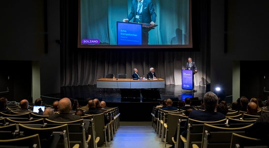 Il Presidente della Provincia Arno Kompatscher apre la conferenza a Bolzano e saluta i partecipanti. Il Presidente della Provincia Arno Kompatscher apre la conferenza a Bolzano e saluta i partecipanti.