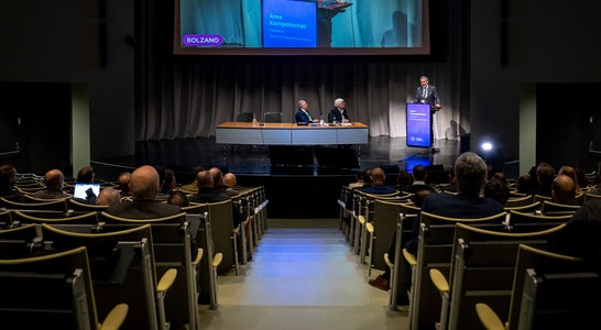 Il Presidente della Provincia Arno Kompatscher apre la conferenza a Bolzano e saluta i partecipanti. Il Presidente della Provincia Arno Kompatscher apre la conferenza a Bolzano e saluta i partecipanti.