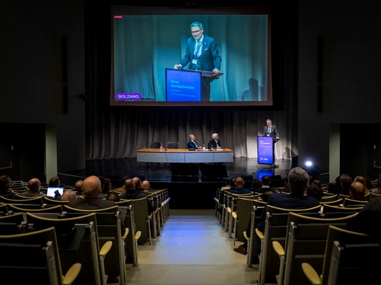 Il Presidente della Provincia Arno Kompatscher apre la conferenza a Bolzano e saluta i partecipanti. Il Presidente della Provincia Arno Kompatscher apre la conferenza a Bolzano e saluta i partecipanti.