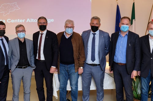 Foto di gruppo durante l'inaugurazione con (sx) Stefan Gasslitter (Direttore generale SIAG), Cristoph Brandt (Prensidente Informatica Alto Adige Spa), Roberto Fabbri (Head of RUN: Innovation & Consulting di Informatica Alto Adige Spa), il presidente della Provincia Arno Kompatscher, Kurt Pöhl (ex direttore del dipartimento IT), Alexander Steiner (Direttore generale della Provincia), Josef Hofer (Direttore Ripartizione Informatica), Gerhard Grießmair (Direttore della ripartizione dirigenza amministrativa dell’ospedale di Brunico), Andrea Toniutti (Direttore della Ripartizione Informatica dell’Azienda Sanitaria dell’Alto Adige) (Foto: Oliver Oppitz) Foto di gruppo durante l'inaugurazione con (sx) Stefan Gasslitter (Direttore generale SIAG), Cristoph Brandt (Prensidente Informatica Alto Adige Spa), Roberto Fabbri (Head of RUN: Innovation & Consulting di Informatica Alto Adige Spa), il presidente della Provincia Arno Kompatscher, Kurt Pöhl (ex direttore del dipartimento IT), Alexander Steiner (Direttore generale della Provincia), Josef Hofer (Direttore Ripartizione Informatica), Gerhard Grießmair (Direttore della ripartizione dirigenza amministrativa dell’ospedale di Brunico), Andrea Toniutti (Direttore della Ripartizione Informatica dell’Azienda Sanitaria dell’Alto Adige) (Foto: Oliver Oppitz)