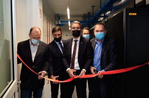 Banddurchschnitt im Data Center (v.l.) Gerhard Grießmair (geschäftsführender Bezirksdirektor des Gesundheitsbezirkes Bruneck), Christoph Brandt (Präsident der Südtiroler Informatik AG), LH Kompatscher, hinten: Roland Griessmair (Bürgermeister von Bruneck), Josef Hofer (Direktor Abteilung Informatik) (Foto: Oliver Oppitz) Banddurchschnitt im Data Center (v.l.) Gerhard Grießmair (geschäftsführender Bezirksdirektor des Gesundheitsbezirkes Bruneck), Christoph Brandt (Präsident der Südtiroler Informatik AG), LH Kompatscher, hinten: Roland Griessmair (Bürgermeister von Bruneck), Josef Hofer (Direktor Abteilung Informatik) (Foto: Oliver Oppitz)