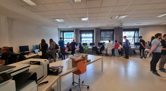 Schülerinnen und Schüler der "TFO Max Valier" bei der Projektvorstellung im Klassenraum. Schülerinnen und Schüler der "TFO Max Valier" bei der Projektvorstellung im Klassenraum.