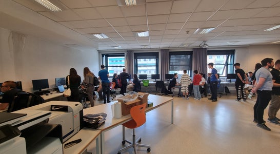 Schülerinnen und Schüler der "TFO Max Valier" bei der Projektvorstellung im Klassenraum. Schülerinnen und Schüler der "TFO Max Valier" bei der Projektvorstellung im Klassenraum.