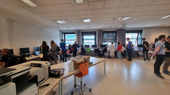 Schülerinnen und Schüler der "TFO Max Valier" bei der Projektvorstellung im Klassenraum. Schülerinnen und Schüler der "TFO Max Valier" bei der Projektvorstellung im Klassenraum.