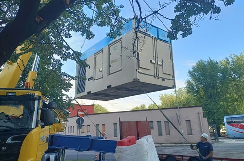 Installation des zweiten Notstromaggregats zur Sicherstellung der Stromversorgung im Data Center in Bozen. Installation des zweiten Notstromaggregats zur Sicherstellung der Stromversorgung im Data Center in Bozen.
