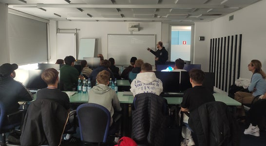 Studentesse e studenti del Liceo Pascoli durante la loro visita presso SIAG. Studentesse e studenti del Liceo Pascoli durante la loro visita presso SIAG.