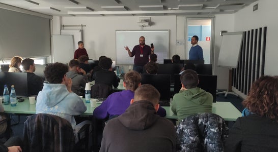 Il team del Security Operation Center durante la simulazione dell'attacco hacker. Il team del Security Operation Center durante la simulazione dell'attacco hacker.
