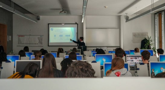 Während einer Veranstaltung von eGovMeetsSchools Während einer Veranstaltung von eGovMeetsSchools