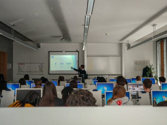 Während einer Veranstaltung von eGovMeetsSchools Während einer Veranstaltung von eGovMeetsSchools